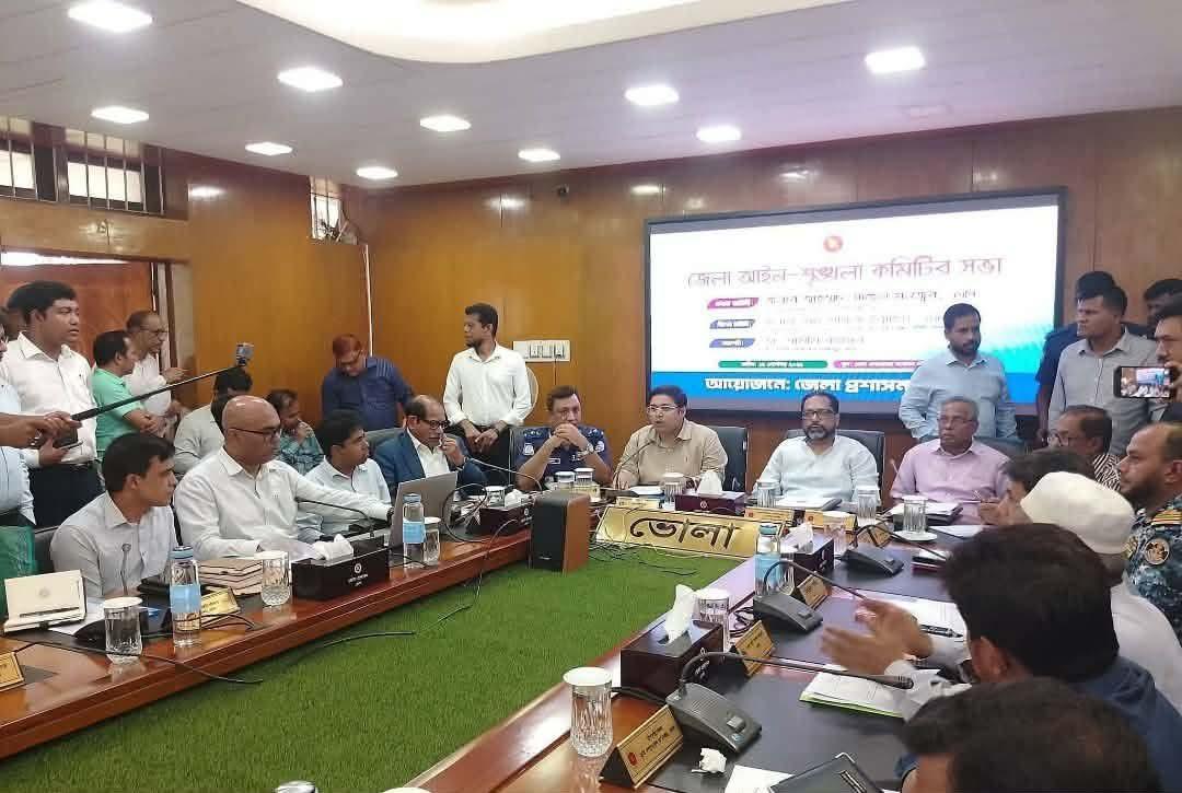 প্রতিমন্ত্রীর উপস্থিতিতে সম্মেলন কক্ষ থেকে সাংবাদিকদের বের করে দিলেন জেলা প্রশাসক