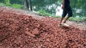 বরিশাল নগরীর ৩ নং ওয়ার্ডে সড়ক নির্মাণে ব্যাপক অনিয়মের অভিযোগ,নিম্নমানের সামগ্রী ও পাইলিং ছাড়াই কাজ