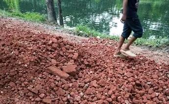 বরিশাল নগরীর ৩ নং ওয়ার্ডে সড়ক নির্মাণে ব্যাপক অনিয়মের অভিযোগ,নিম্নমানের সামগ্রী ও পাইলিং ছাড়াই কাজ